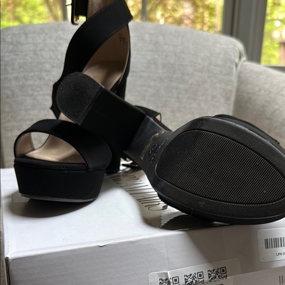 Elegant Black Strappy Heels - Picture 2 of 3
